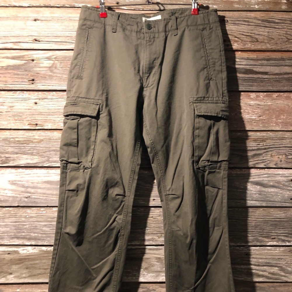Gap 34/32 original cargo pant. Military green.